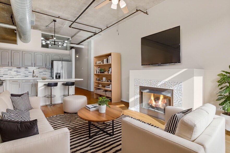 Building Photo - 933 W Van Buren St