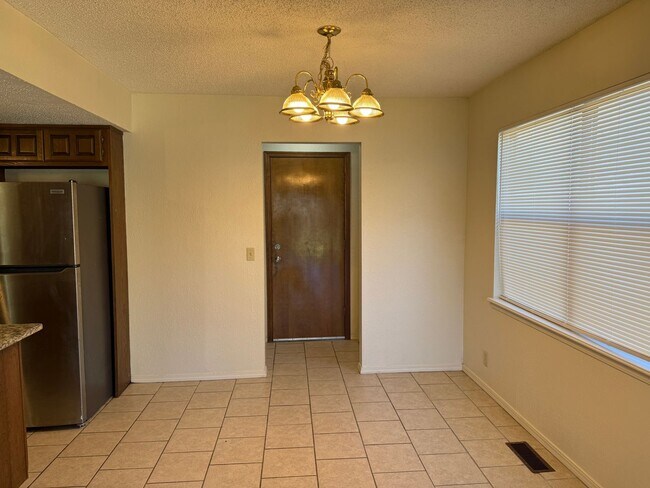 Building Photo - Three bedroom Duplex, Fenced Yard, Quiet N...