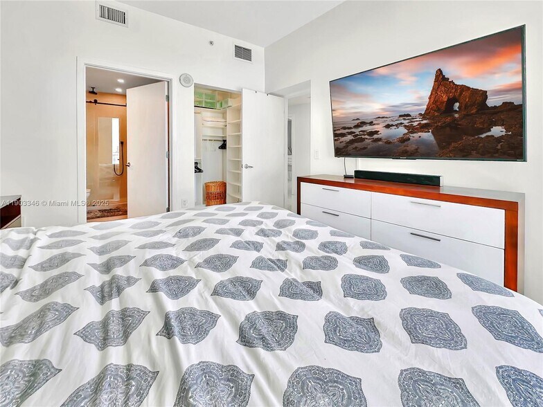 Building Photo - 6301 Collins Ave