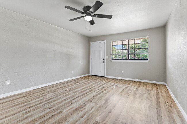 Building Photo - 1101 S Bouziden Dr