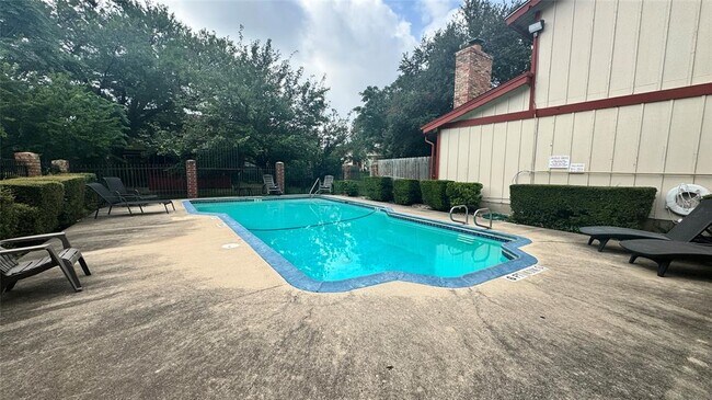 Building Photo - 8903 Trone Cir