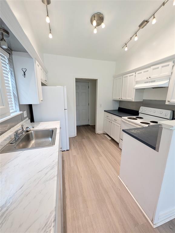 Building Photo - 3301 Oakbrook Dr