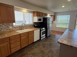 Building Photo - Beautifully updated townhouse with shop / 40'x25' garage / 12' automatic garage door
