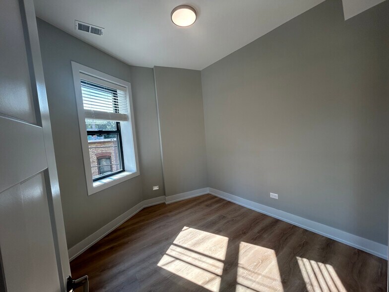 Building Photo - 423 W Belden Ave