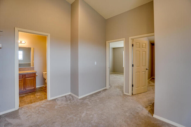 Building Photo - THREE BEDROOM TOWNHOME IN HAZEL DELL