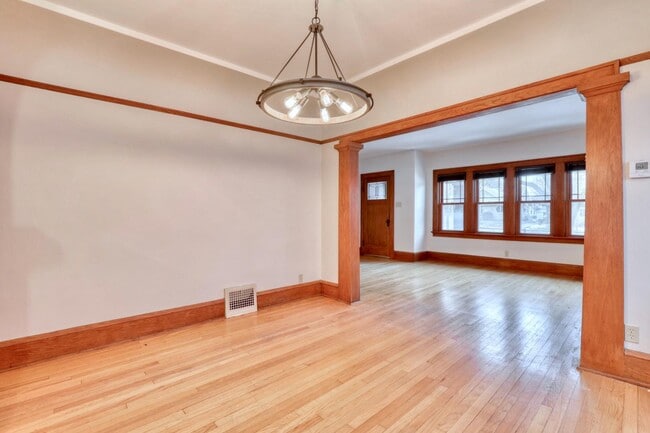 Building Photo - 5113 W Wisconsin Ave