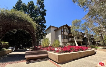 Building Photo - 2567 Plaza del Amo