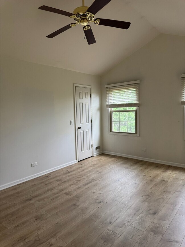 Building Photo - 2404 Kenmore Ct