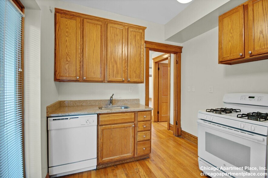 Building Photo - 3600 N Hermitage Ave