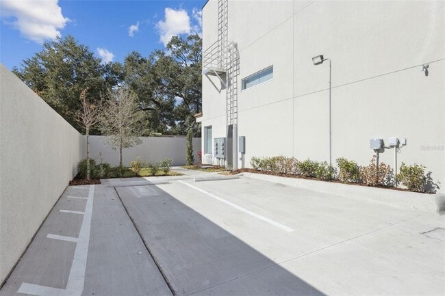 Building Photo - 544 N Bumby Ave