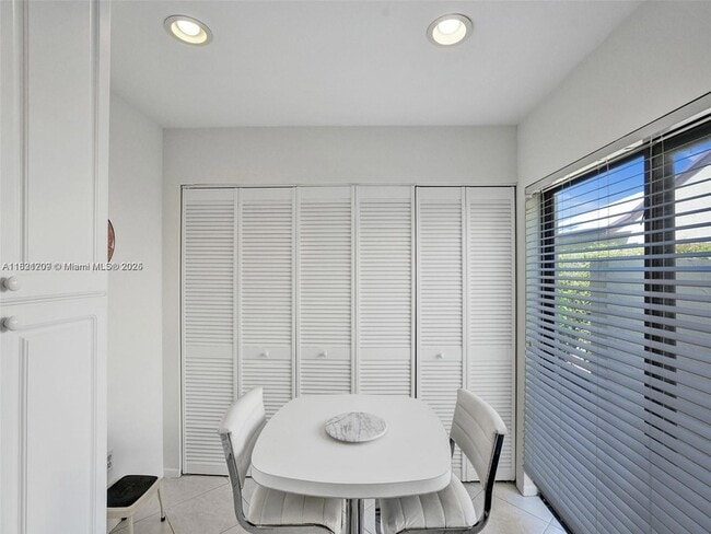 Building Photo - 8511 Casa Del Lago