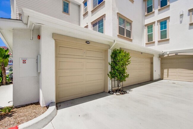 Building Photo - Available Now! Tri-Level 3 Bedroom 3.5 Bath Townhome!!