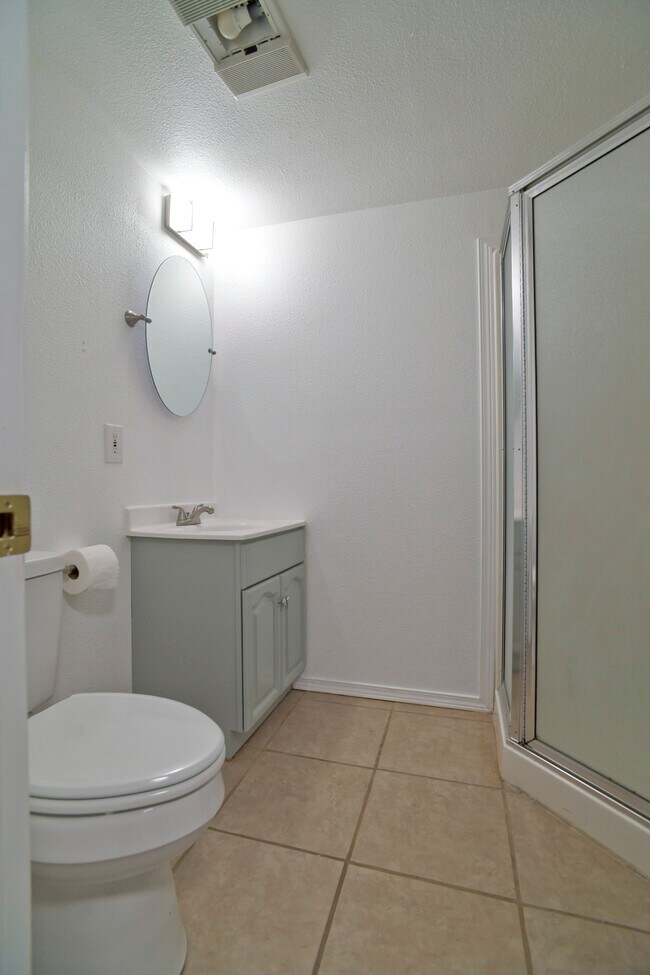 Building Photo - 809 S Summit Ave