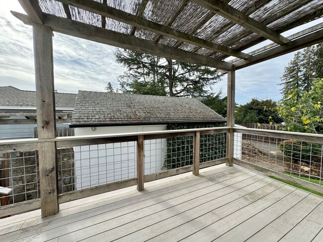 Building Photo - Charming 3 Bedroom 2 Bath Napa Alta Height...