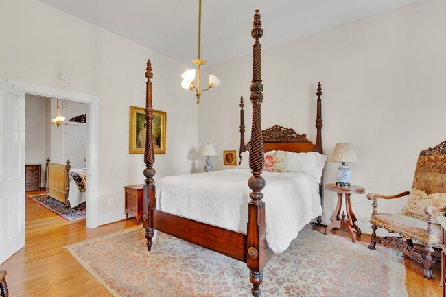 Building Photo - Beautiful Furnished 3 Bedroom Home in Historic District