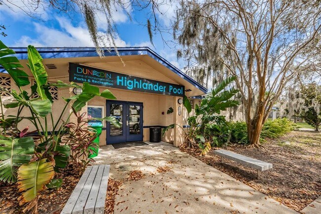 Building Photo - 253 Park Cir S