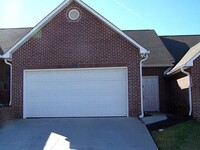Building Photo - 2 bed, 2 bath, 2 car garage townhouse w/ l...