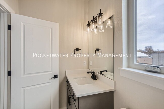 Building Photo - 1353 Baker St