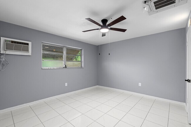 Building Photo - 6125 SW 48th Ct