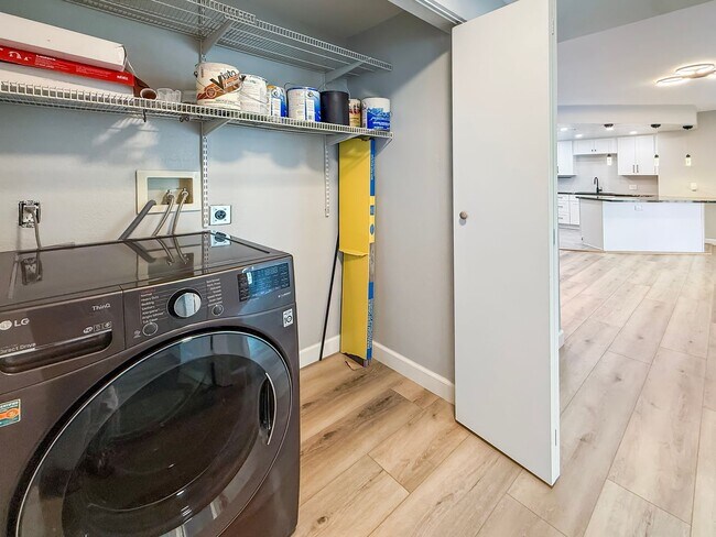 Building Photo - Beautiful 2B/2BA in the Marina w/ Newly Re...