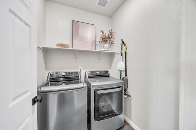 Building Photo - Newer Home on Large Corner Lot with Lots of Natural Light!