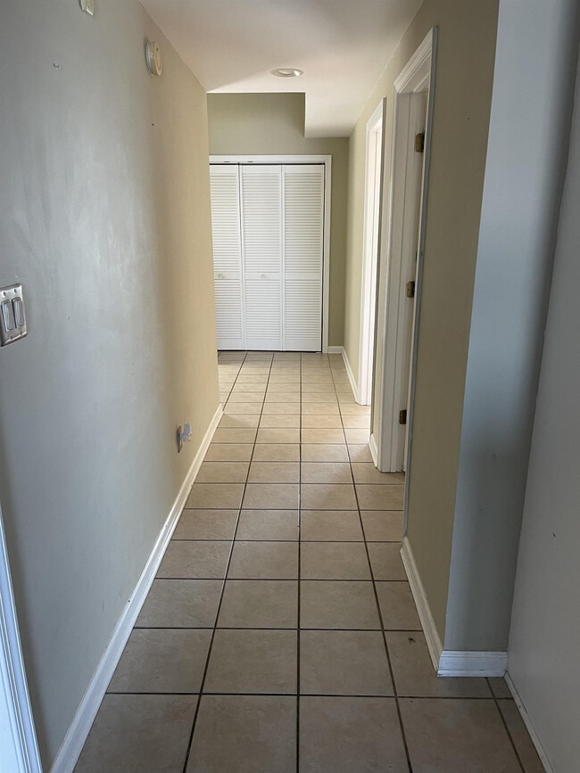 Building Photo - 102 Williams St