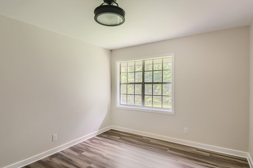 Building Photo - Room in Apartment on Cleveland St