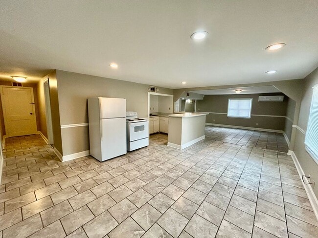 Building Photo - 2 Bedroom in Richmond! - Water Included!