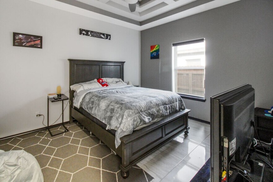 Building Photo - 1900 Queens Ave