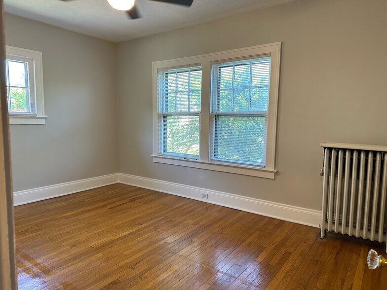 Building Photo - 2433 Woodmere Dr