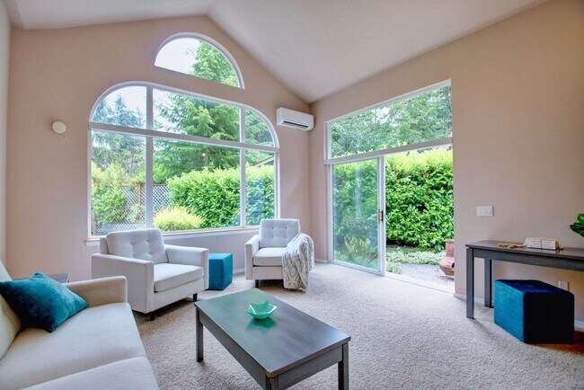 Building Photo - Lovely Clinton Home with Great Light and Pet Friendly!