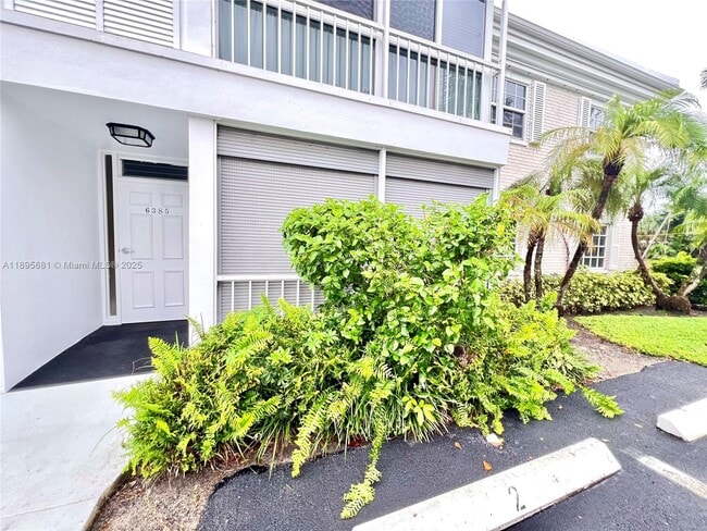 Building Photo - 6385 Bay Club Dr