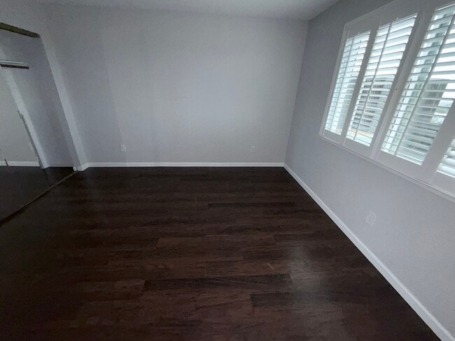 Building Photo - 533 Bustos Pl