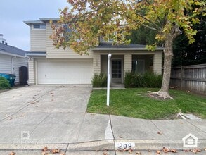 Building Photo - Lovely Updated 3BD/2.5BA Home Located In Fryer Creek!