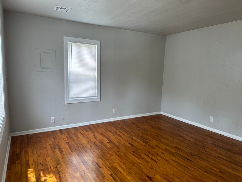 Living room - 622 S Mission Ave