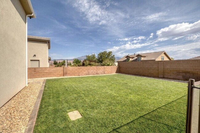 Building Photo - 2579 S Wilson Dr