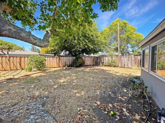 Building Photo - 3115 Calzar Dr