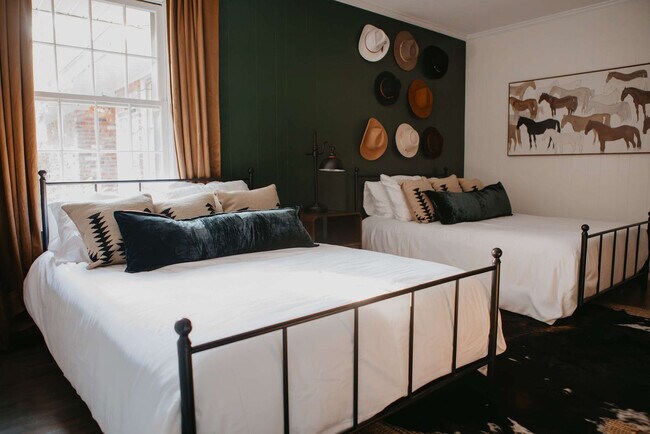 Building Photo - 946 Magnolia St SE