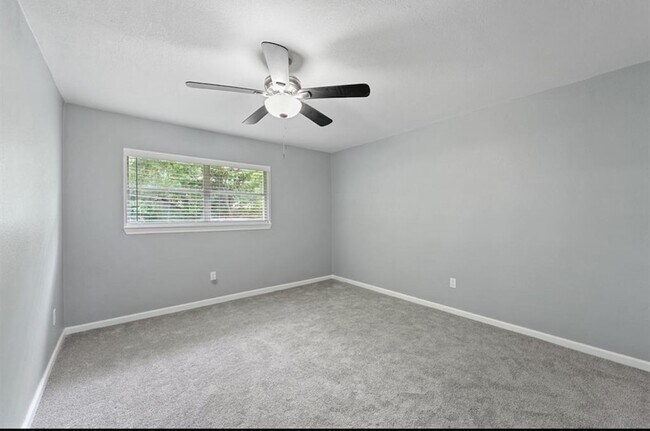 Building Photo - 405 Kelly Ln