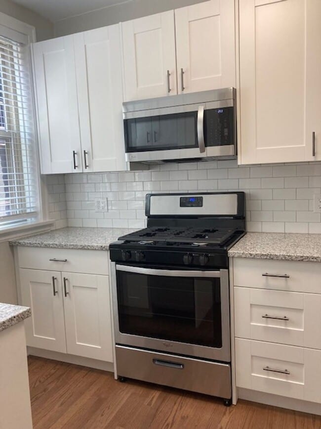 Building Photo - East Rogers Park One Bedroom **ONE MONTH FREE*