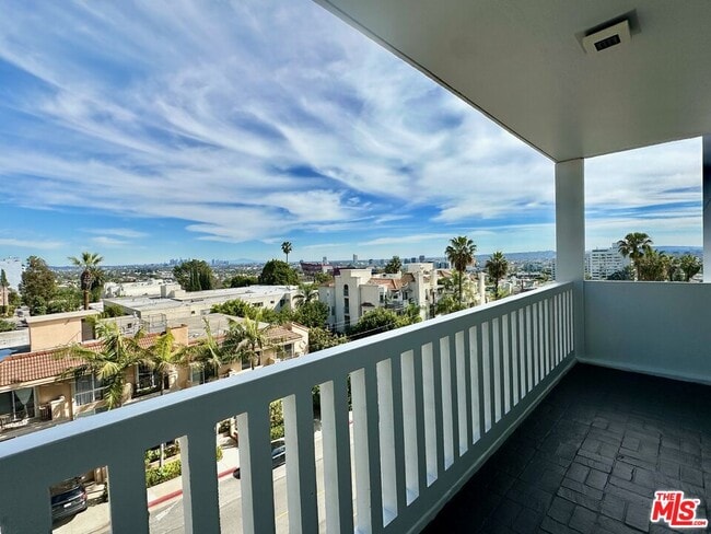 Building Photo - 999 N Doheny Dr