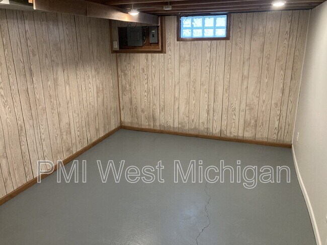 Building Photo - 2359 Barberry Dr SW