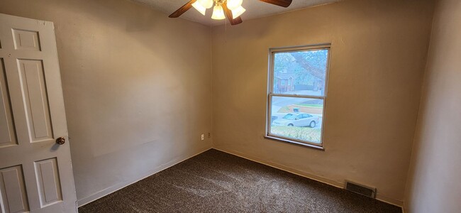 Building Photo - Beaverdale! 2 Bedroom, 1 Bathroom home wit...