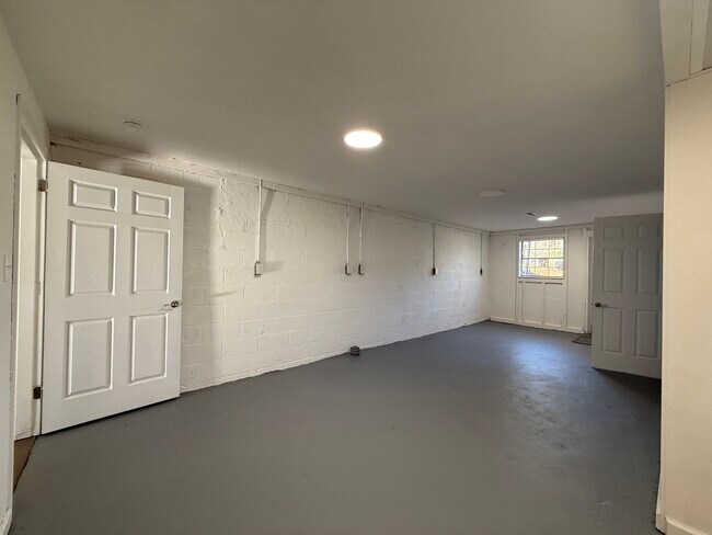 Building Photo - Newly renovated 3 Bedroom 3 Bathroom Home ...