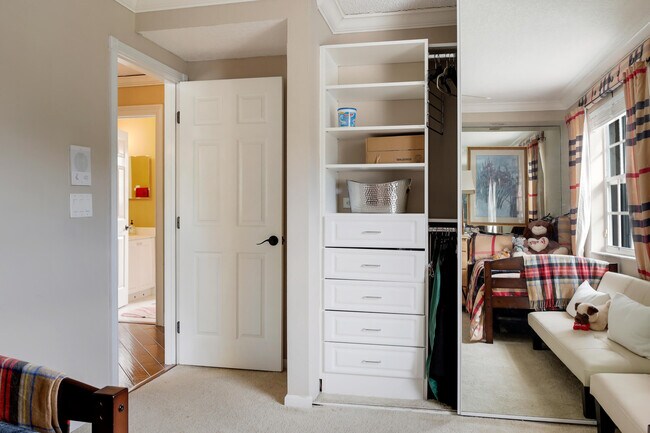 Building Photo - 2070 Chagall Cir