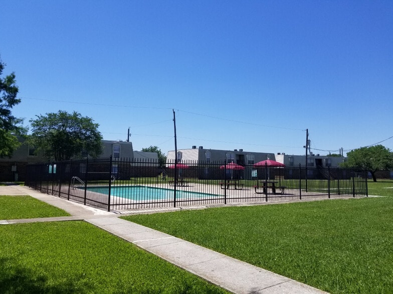 Primary Photo - Village at Baytown