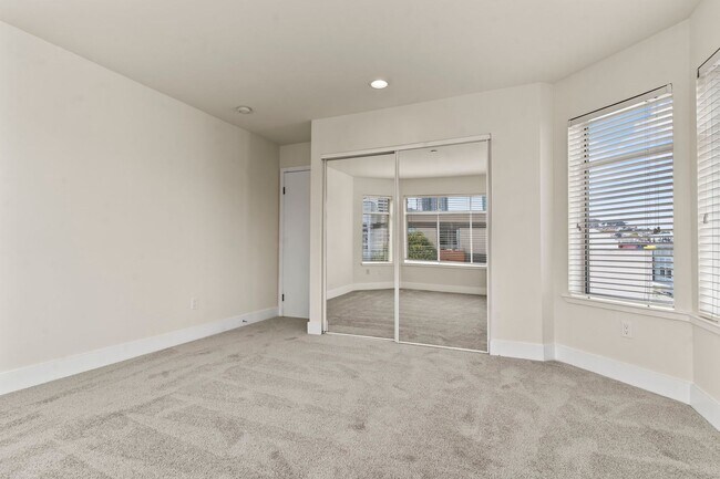 Building Photo - Lovely 2 Bed, 1.5 Bi-Level Hayes Valley Co...