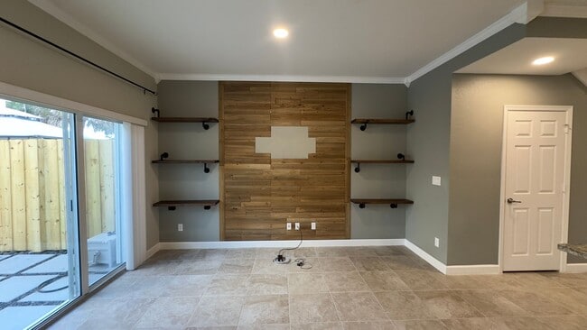 Building Photo - Charming 2-Bed Townhouse with on Ashley River Road!