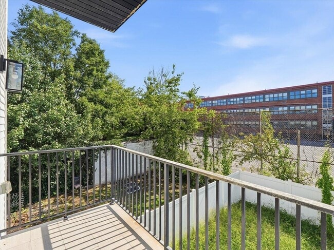Building Photo - 220 Freeman Ave