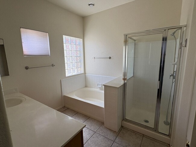 Building Photo - 3 Bed 2 Bath Rita Ranch Home